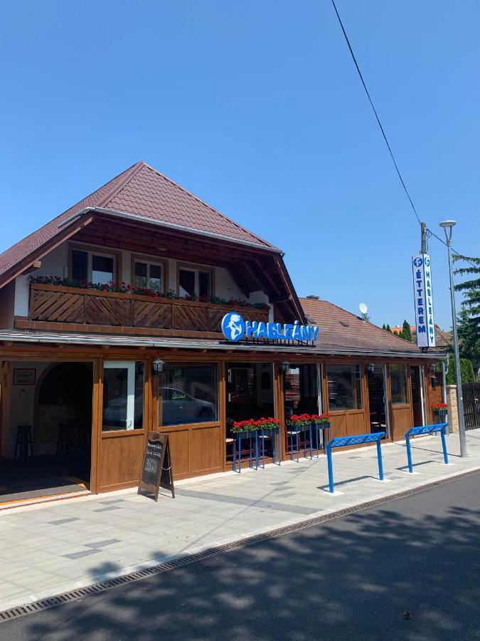 Hableany Etterem, Pizzeria Es Vendeghaz Bed & Breakfast Balatonmáriafürdő Eksteriør bilde