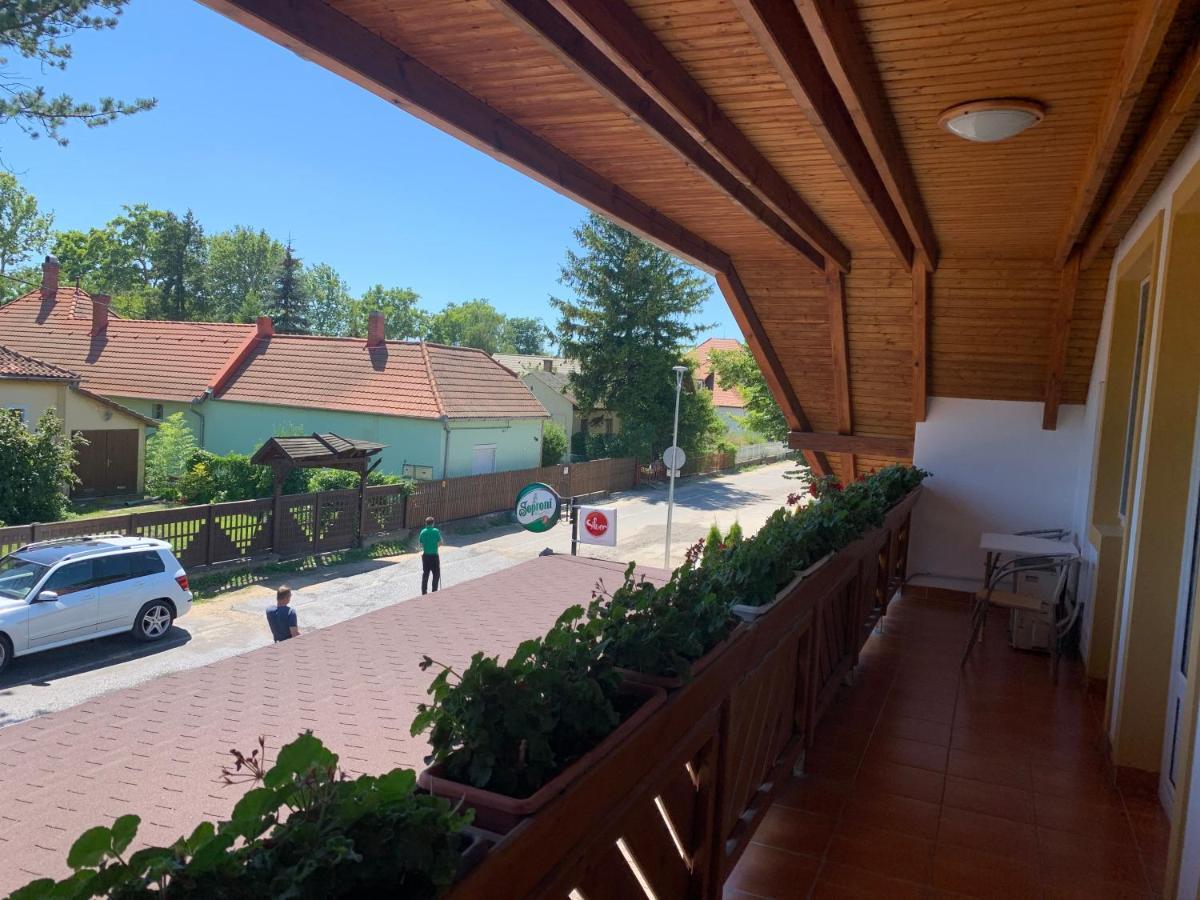 Hableany Etterem, Pizzeria Es Vendeghaz Bed & Breakfast Balatonmáriafürdő Eksteriør bilde